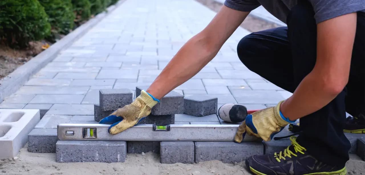 Układanie kostki brukowej: Poradnik krok po kroku dla trwałości