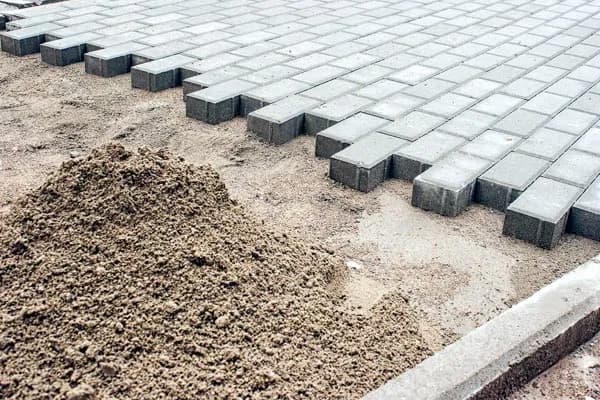 Jak wybrać kruszywo pod kostkę brukową? Podbudowa i podsypka