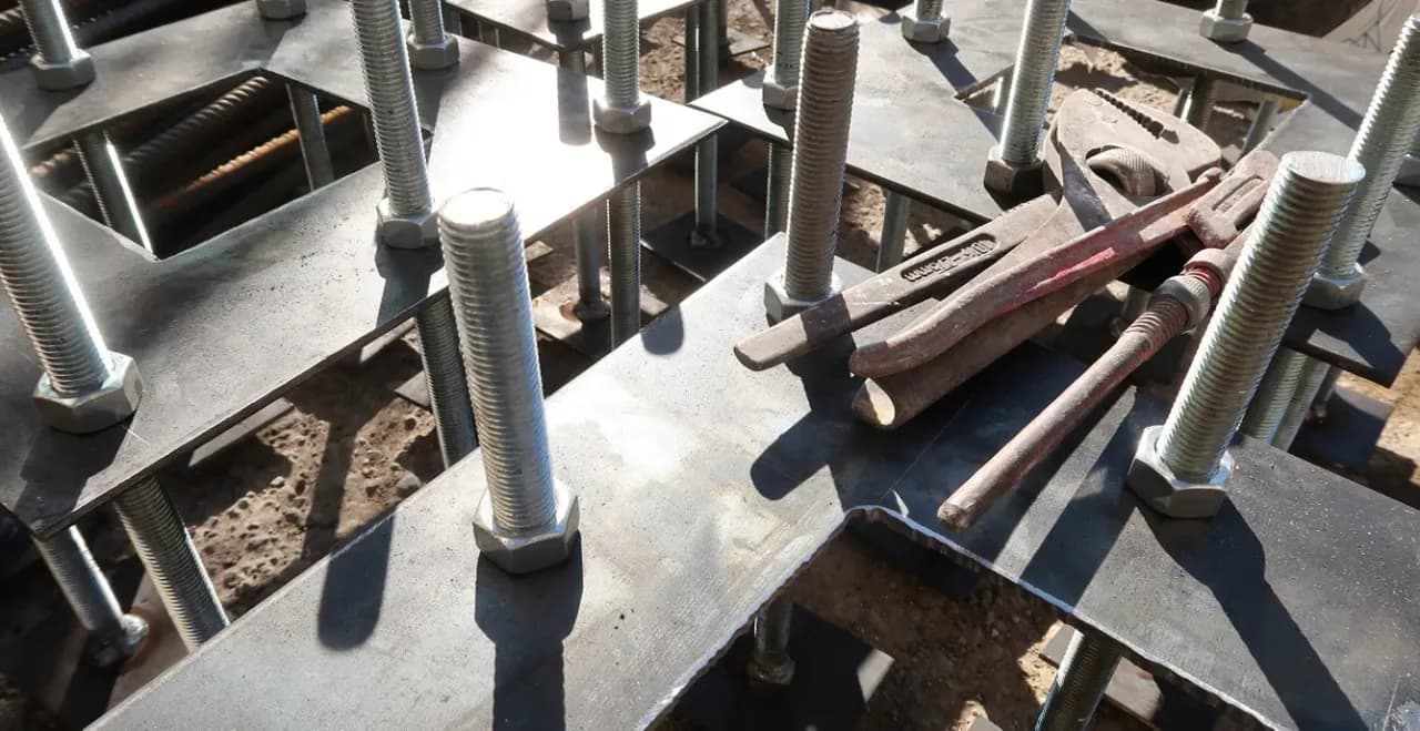 Kotwy ozdobne do betonu: Montaż, rodzaje i inspiracje aranżacyjne