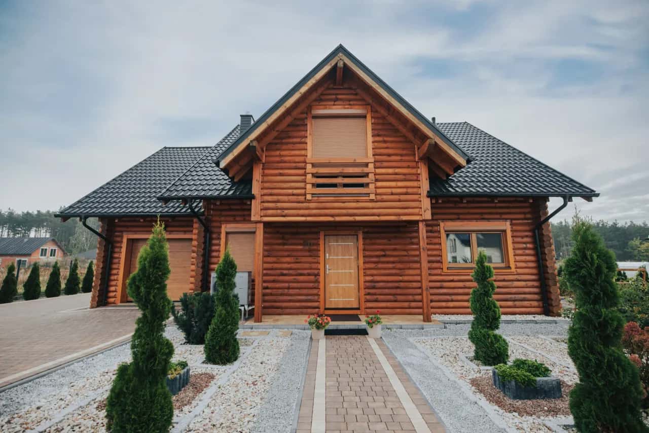 Ile kosztuje dom drewniany? Sprawdź aktualne ceny i koszty budowy