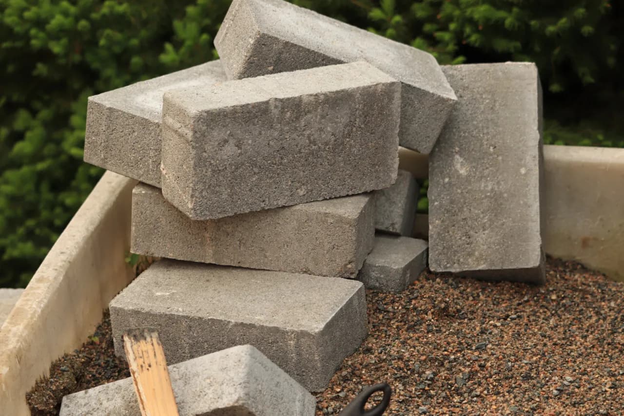 Piasek czy żwir pod kostkę? Wybierz mądrze dla trwałej nawierzchni