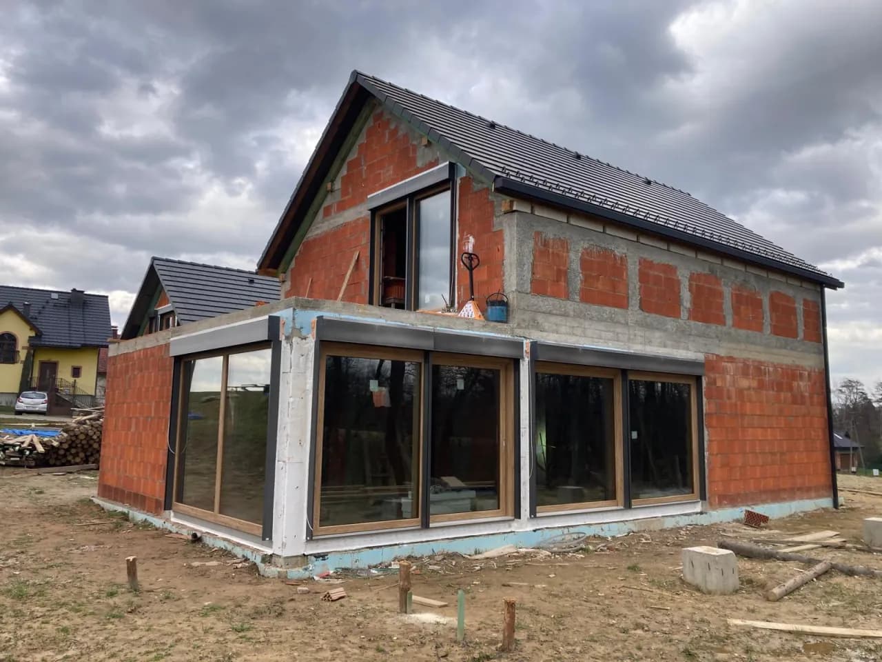 Dom drewniany czy murowany? Porównanie kosztów, trwałości i komfortu